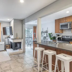 Apartment Updated Whistler Creek Studio With Parking, Whistler