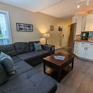 Holiday home Cozy 1br Walk To Gondola, Sleep 4, Free Parking, Whistler